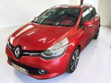 La voiture rouge est garée dans le garage d'un immeuble.
