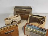 Plusieurs radios à l'ancienne sont posées sur une surface blanche