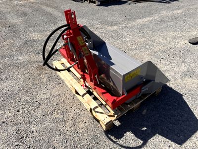 une petite machine posée sur une palette