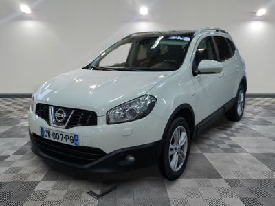le nissan qxv blanc est garé sur un sol en damier