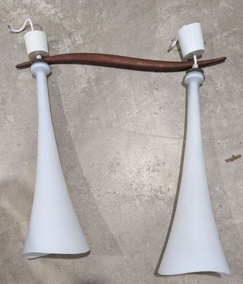 deux lampes blanches suspendues au plafond, fixées au mur
