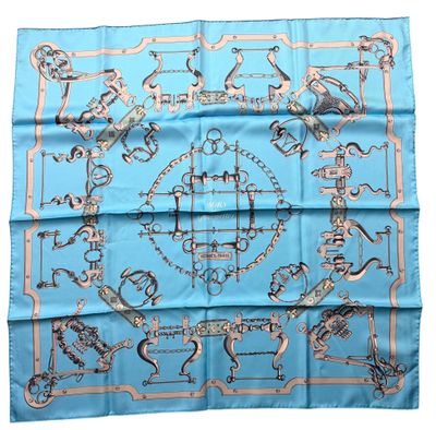 un foulard en soie bleu sur lequel est représenté un homme et une femme