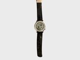 un gros plan d'une montre à bracelet noir sur fond blanc