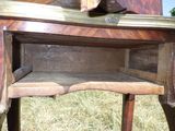 une table en bois surmontée d'un tiroir