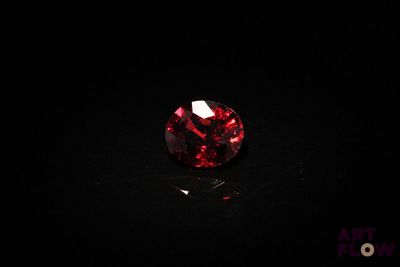 gros plan d'un diamant rouge sur une surface noire