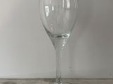 un verre à vin posé sur une table