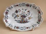 une assiette avec un motif d'oiseaux et de fleurs