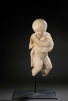 une statue en marbre blanc représentant un enfant tenant un bébé dans ses bras
