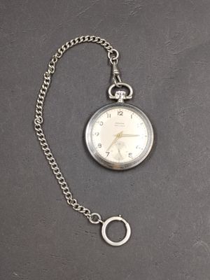 une montre à gousset en argent à laquelle est attachée une chaîne