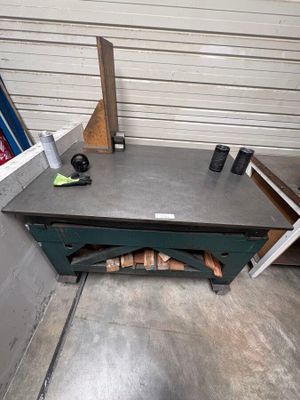 une table sur laquelle il y a beaucoup de bois