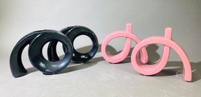 trois anneaux de couleurs différentes posés sur une surface blanche