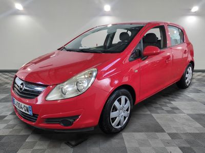 la voiture rouge est garée dans le garage sur le sol en damier