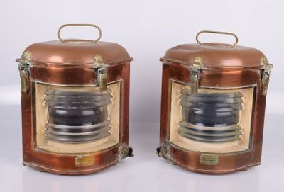 paire de lampes de bateau anciennes en cuivre et verre, avec des ferrures en laiton