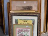 Plusieurs photos encadrées de fleurs et de plantes sont exposées devant un mur.