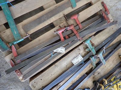 un tas de palettes en bois posées à même le sol