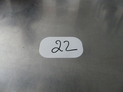 une photo d'une table en acier inoxydable sur laquelle est collé un autocollant