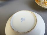 une tasse et une soucoupe posées sur une table