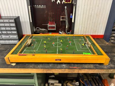 une image montrant une partie de baby-foot en cours