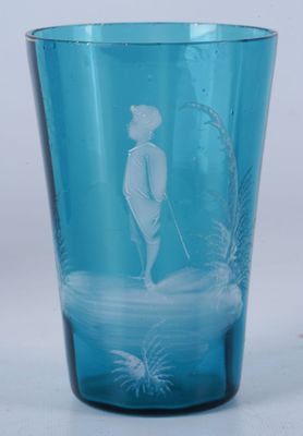 un verre en verre bleu sur lequel est représenté un homme