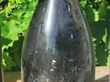 trois bouteilles de vin posées sur une table en bois