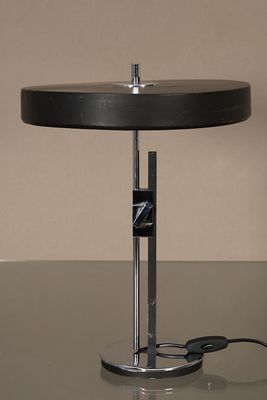 l'image d'une table sur laquelle est posée une lampe