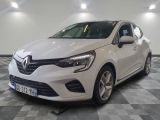 la voiture blanche est garée sur le sol à carreaux d'un garage