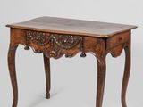 une vieille table en bois avec un plateau en marbre sur fond blanc