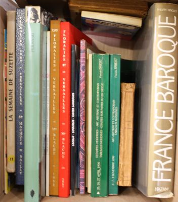 many books that are sitting on a shelf next to each other