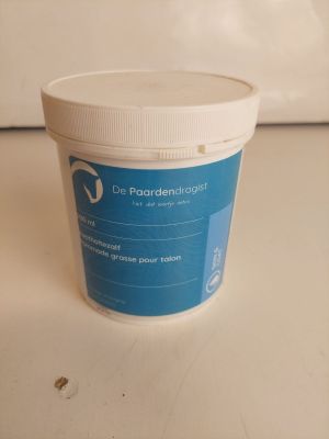 un récipient blanc muni d'une étiquette bleue posé sur un comptoir