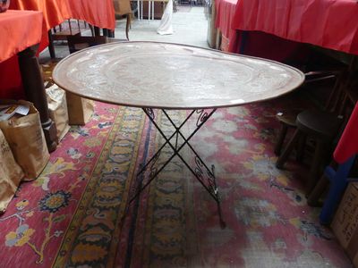 une table placée au milieu d'une pièce