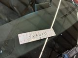a sticker on the windshield of a car that says vaunto