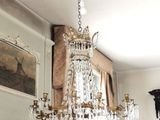 un lustre suspendu au plafond d'un salon