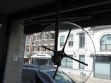 une horloge située sur le côté d'un bus