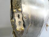 un gros plan d'un casque muni d'une chaîne