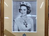 une vieille photo d'une femme portant un diadème et un collier