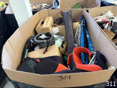 une boîte en carton remplie d'objets divers dans un garage