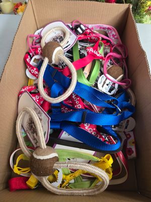 une boîte en carton remplie d'une multitude d'objets divers