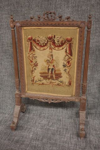 Écran de cheminée de style Louis XVI en bois sculpté garni de tap...