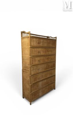 une photo d'une commode en bois à quatre tiroirs