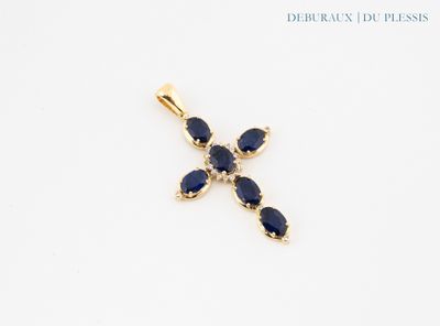 une image représentant un pendentif en forme de croix orné de pierres bleues, sur fond blanc