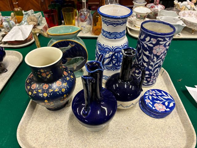 Lot de vases en céramique et porcelaine et une verseuse barbotine