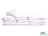 un gros plan sur une pile d'oreillers blancs sur fond blanc