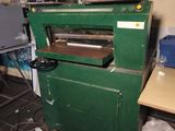 une machine verte qui se trouve dans une pièce