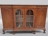 une vieille armoire en bois avec des portes vitrées et une porte à l'avant