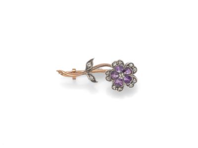 un gros plan sur une paire de boucles d'oreilles ornées de pierres violettes