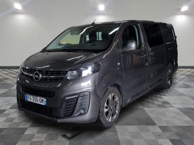 la photo d'une camionnette grise garée dans un garage