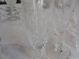 plusieurs verres à vin vides posés sur une table blanche