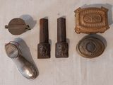 de nombreux objets anciens posés sur une table