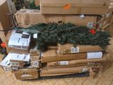 une pile de cartons et un sapin de Noël par terre