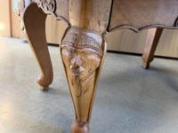 Table basse en bois sculpté de visages, et de scènes animés … (photo 5)